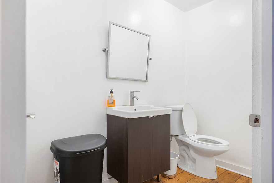 More Photos Of 7011 Reseda Blvd, Reseda Storefront For Sale