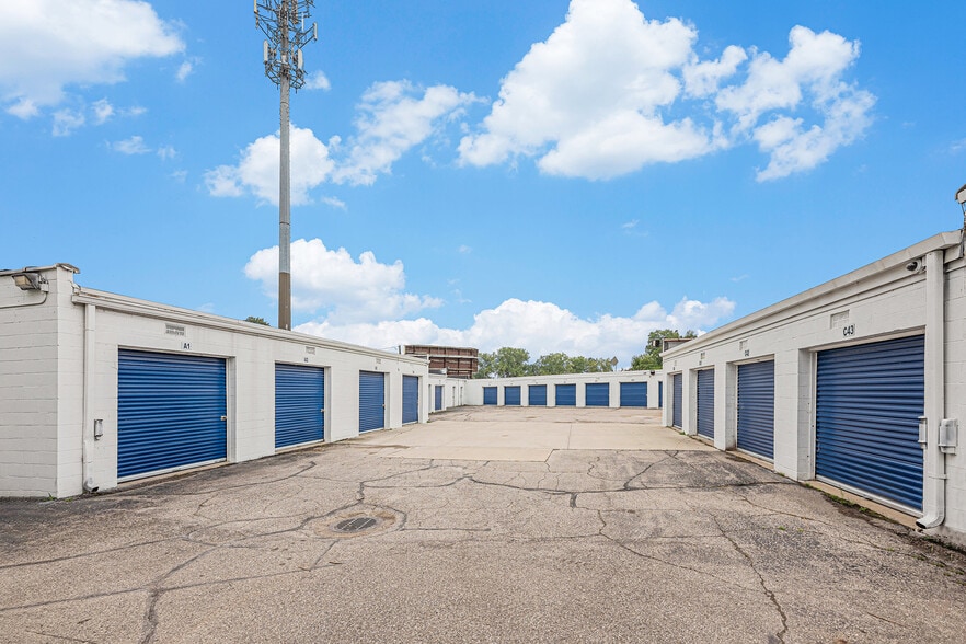 More Photos Of 33833 Garnet St, Clinton Township Self Storage For Sale