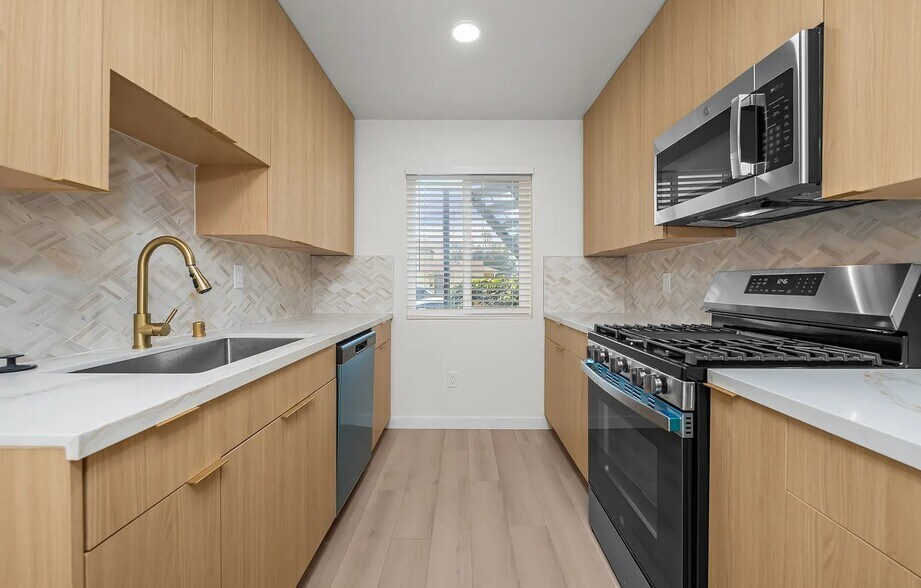 More Photos Of 2003 Emerald St, San Diego Apartments For Sale