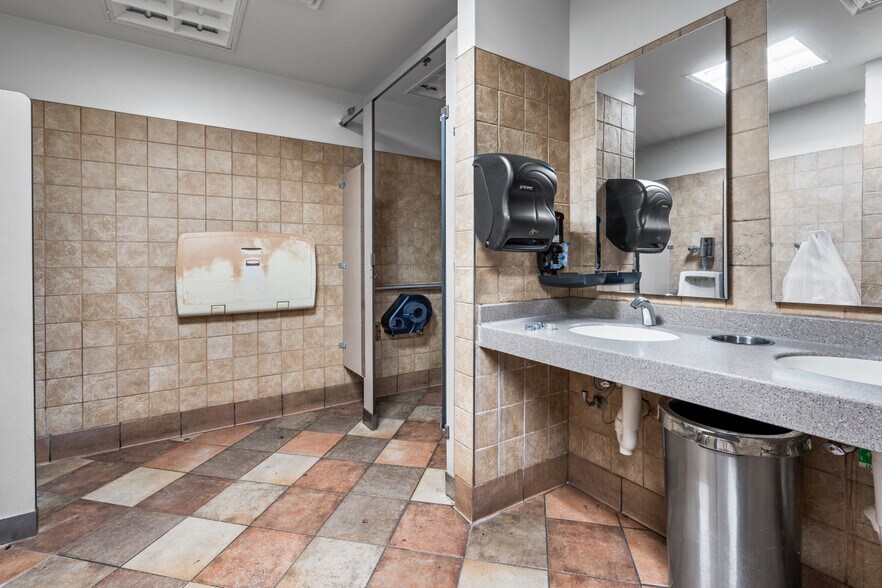 More Photos Of 1197 Lakes Blvd, Lake Park Fast Food For Lease