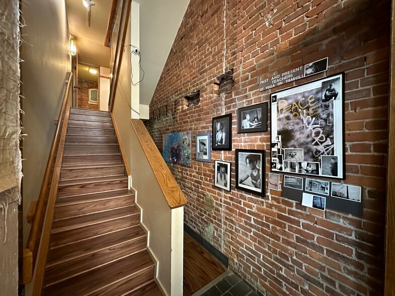 More Photos Of 124 SW Yamhill St, Portland Office For Sale