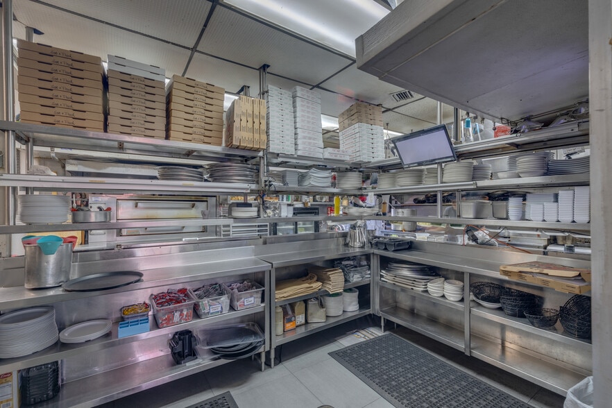 More Photos Of 2060-2084 NE 2nd St, Deerfield Beach General Retail For Sale