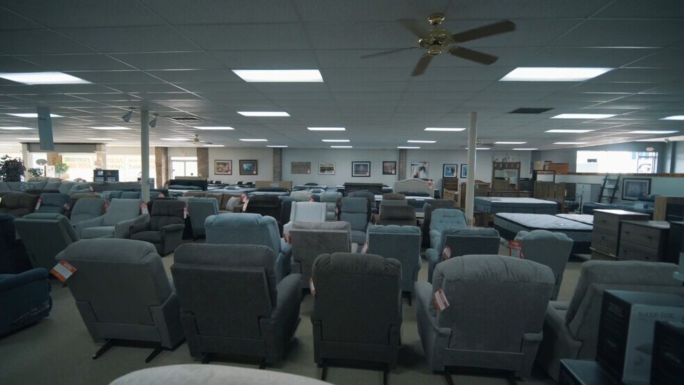 More Photos Of 101 9th St, Charles City General Retail For Sale