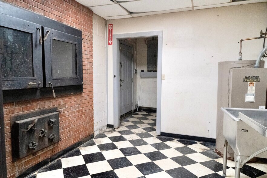 More Photos Of 711-719 E Broad St, Savannah Restaurant For Lease