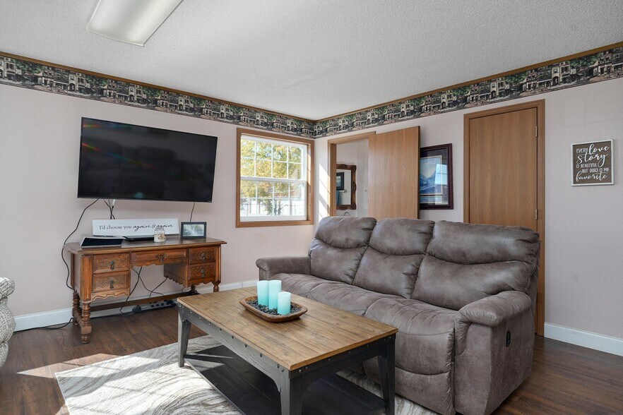 More Photos Of 11159 Lawrence 1163, Mount Vernon Veterinarian Kennel For Sale