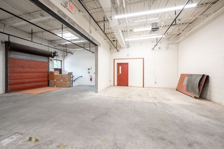 More Photos Of 10 Mile Hill Rd, Newtown Warehouse For Lease