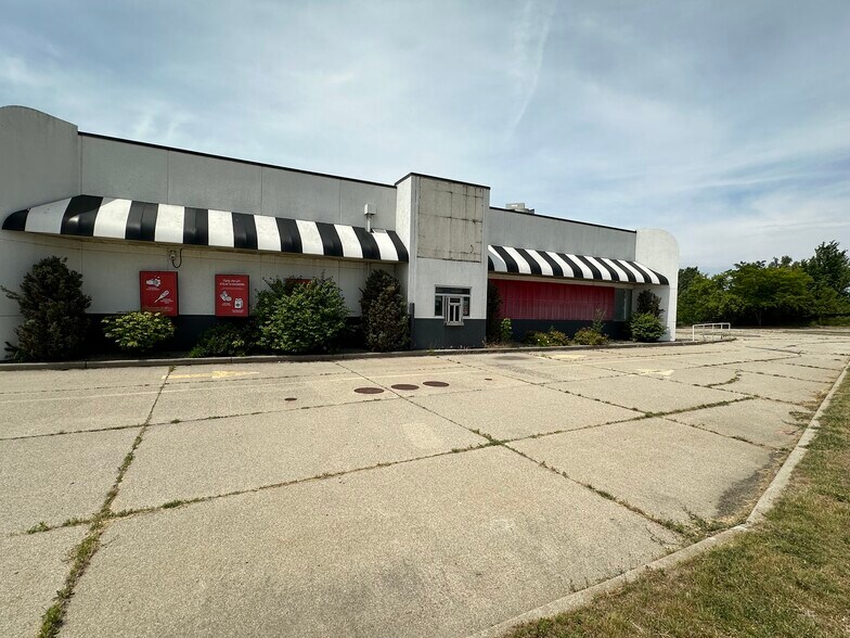 More Photos Of 4550 28th St SE, Grand Rapids General Retail For Sale