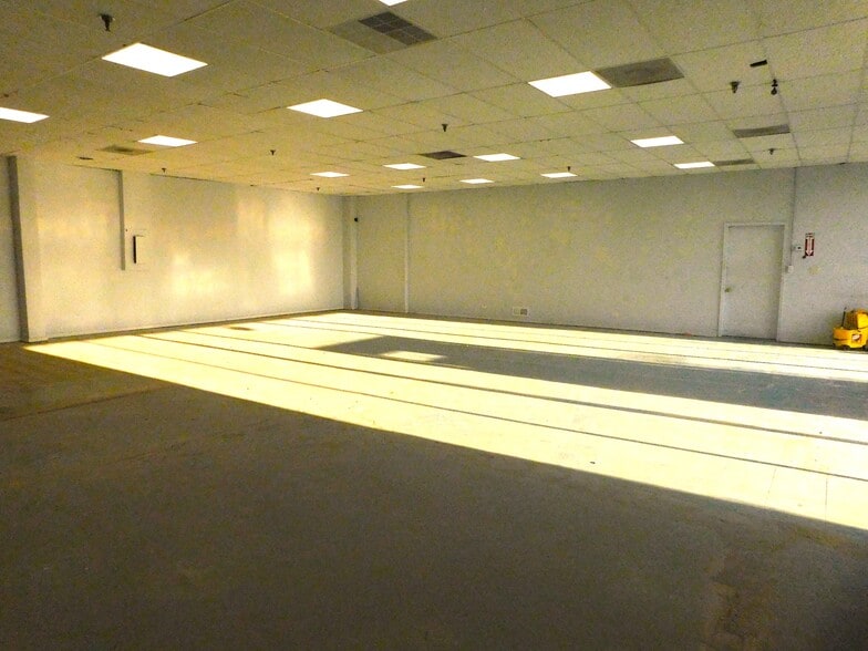 More Photos Of 2413-2419 W Jefferson St, Joliet Freestanding For Lease