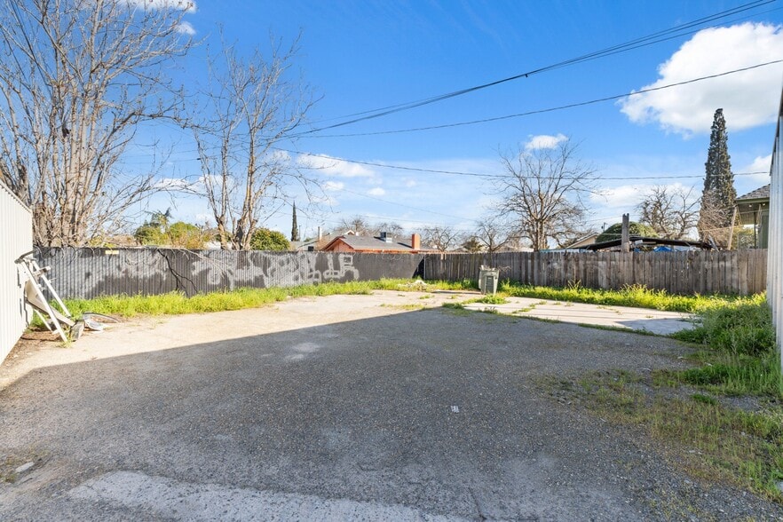 More Photos Of 1100 N Fresno St, Fresno Service For Sale