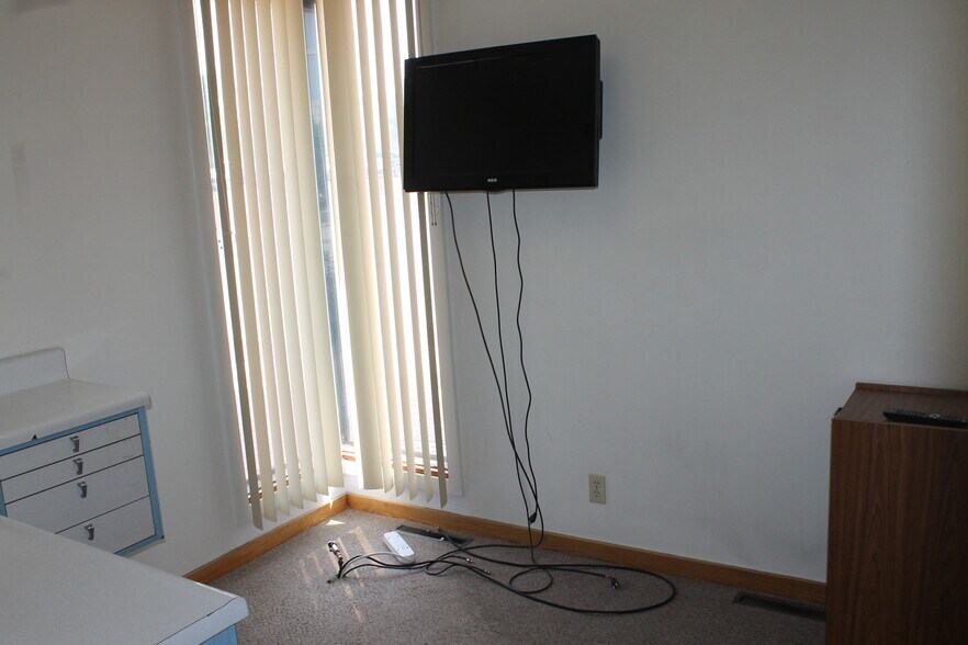 More Photos Of 129 E Locust St, Dekalb Office For Sale