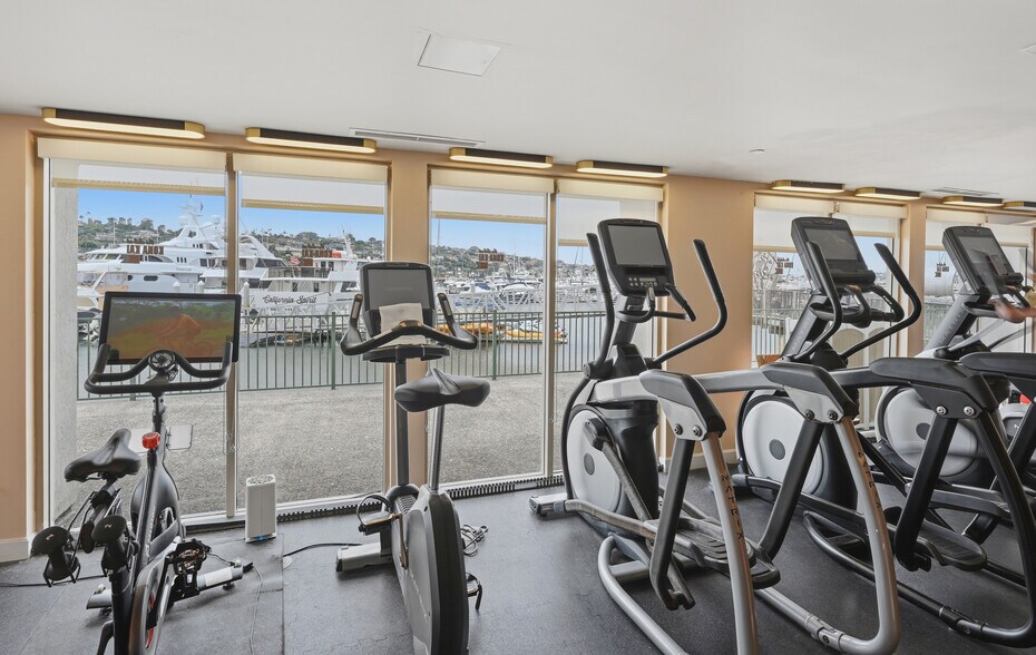 More Photos Of 1551 Shelter Island Dr, San Diego Hotel For Lease