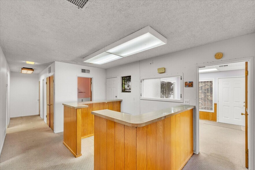 More Photos Of 18032 Ventura Blvd, Encino Medical For Lease