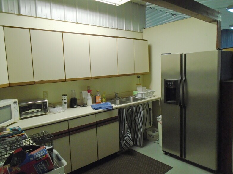 More Photos Of 501 Lakeshore Dr, Kuttawa Warehouse For Sale