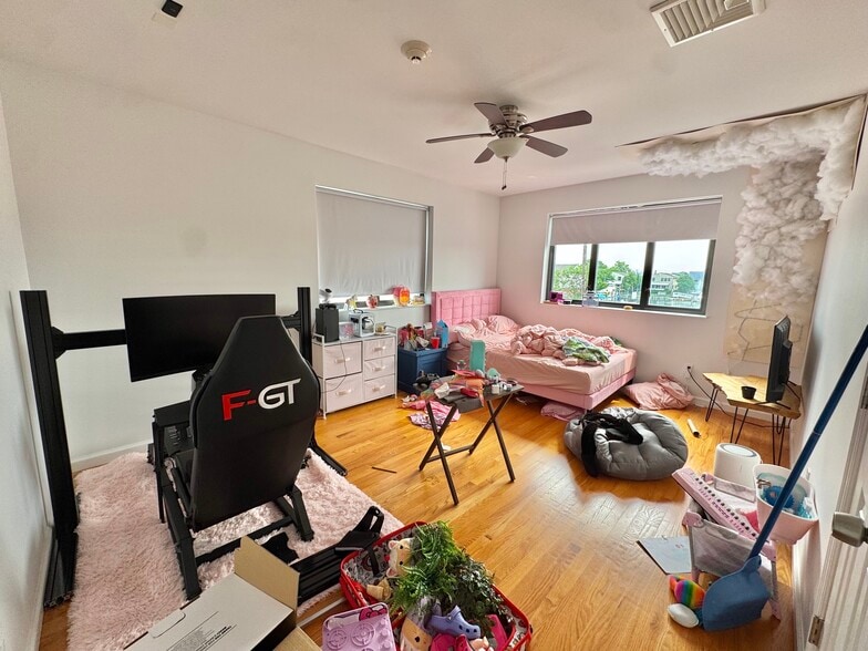 More Photos Of 19 Suffolk St, Freeport Office For Sale