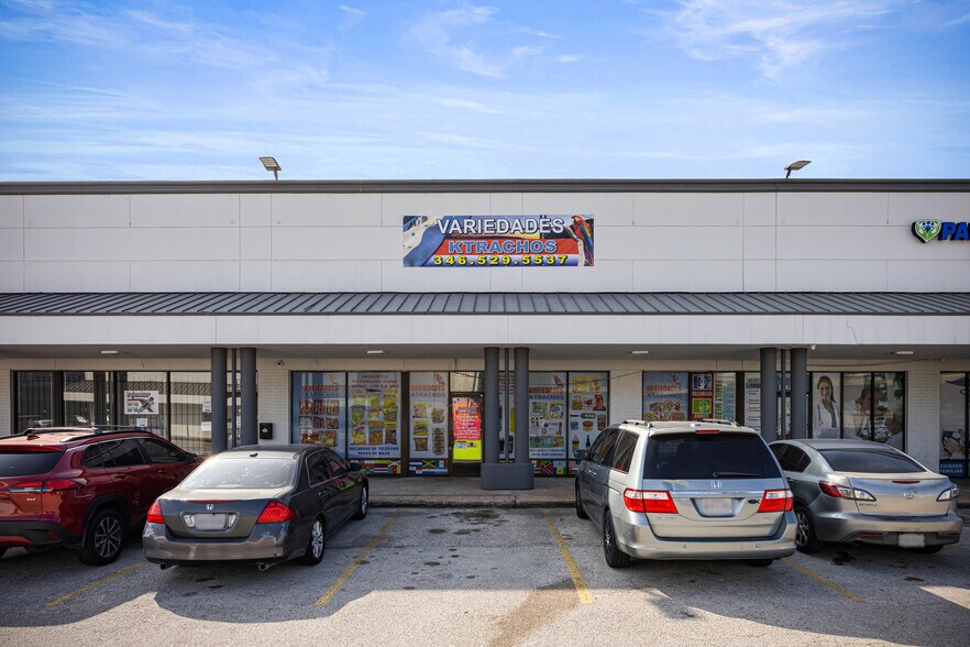 More Photos Of 9615-9695 Southwest Fwy, Houston Storefront For Lease