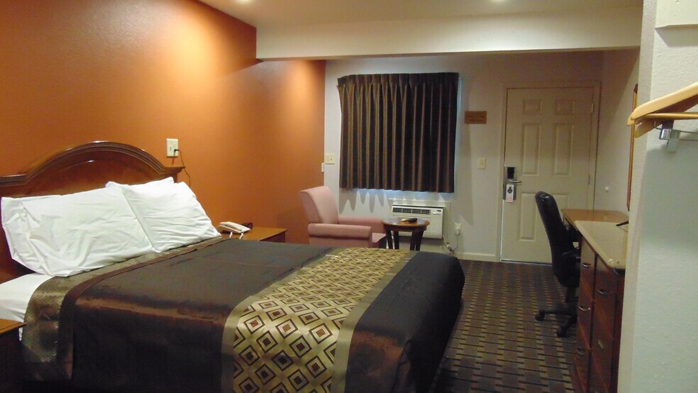 More Photos Of 2111 Whitley Ave, Corcoran Hotel For Sale