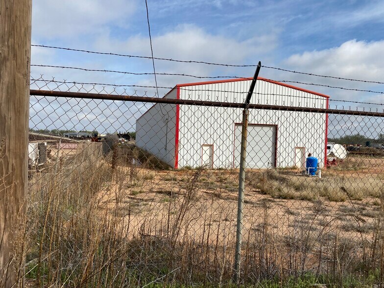 More Photos Of 300 E 57th St, Odessa Warehouse For Lease