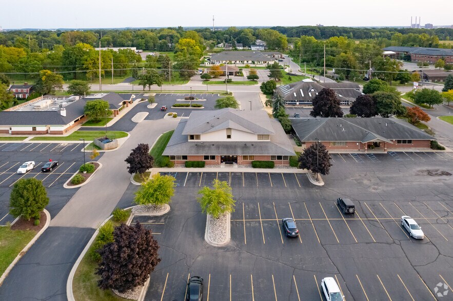 More Photos Of 1701 Lake Lansing Rd, Lansing Office For Lease