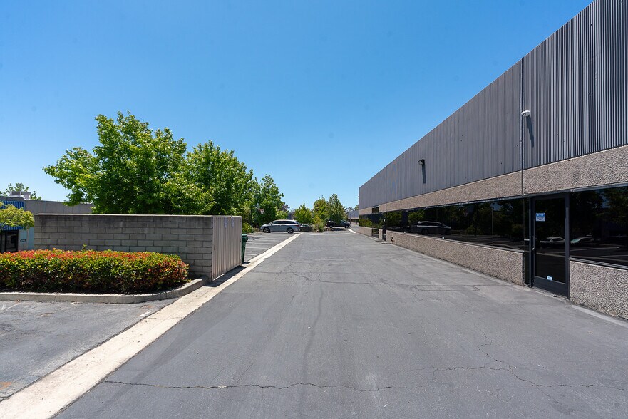 More Photos Of 6675 Mesa Ridge Rd, San Diego Office For Lease