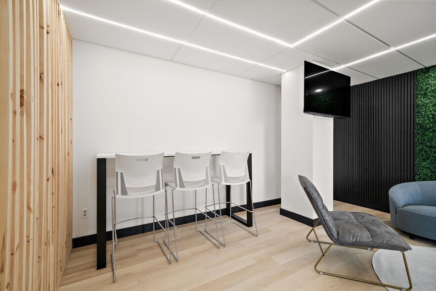 More Photos Of 3131 Boul de la Concorde E, Laval Coworking Space