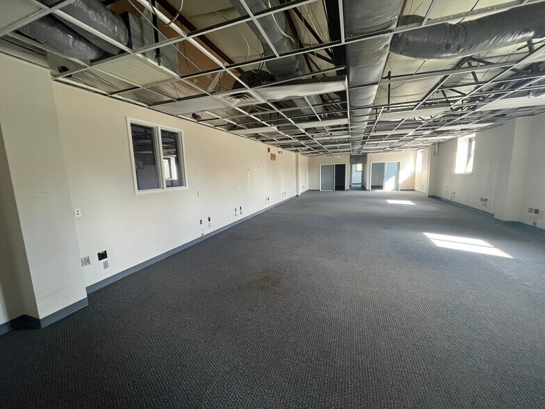 More Photos Of 16 Washington Ave, Scarborough Warehouse For Lease
