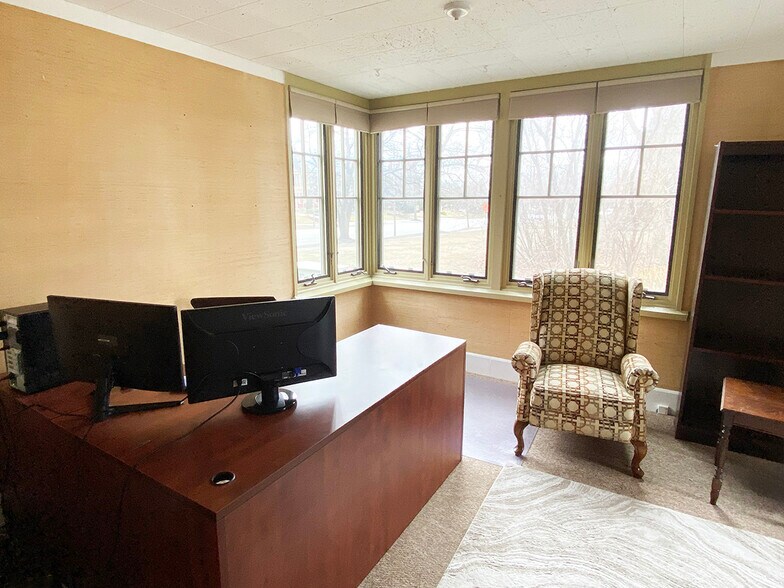More Photos Of 1838 Elm St, Manchester Office For Sale