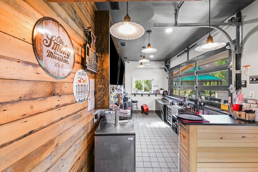 More Photos Of 125 S Market St, Paxton Specialty For Sale