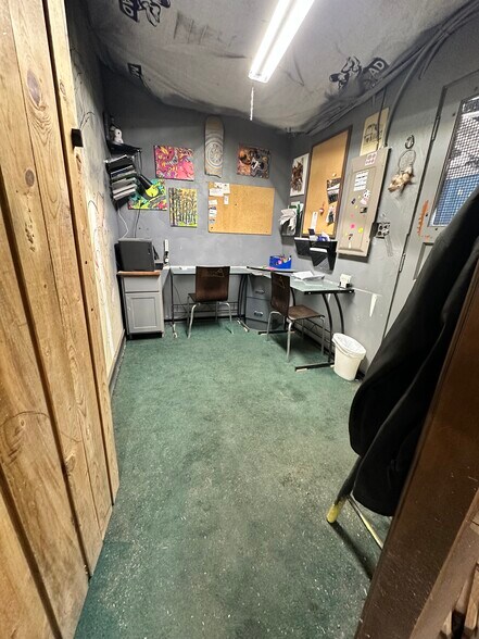 More Photos Of 3012 Evergreen Pky, Evergreen Auto Repair For Sale