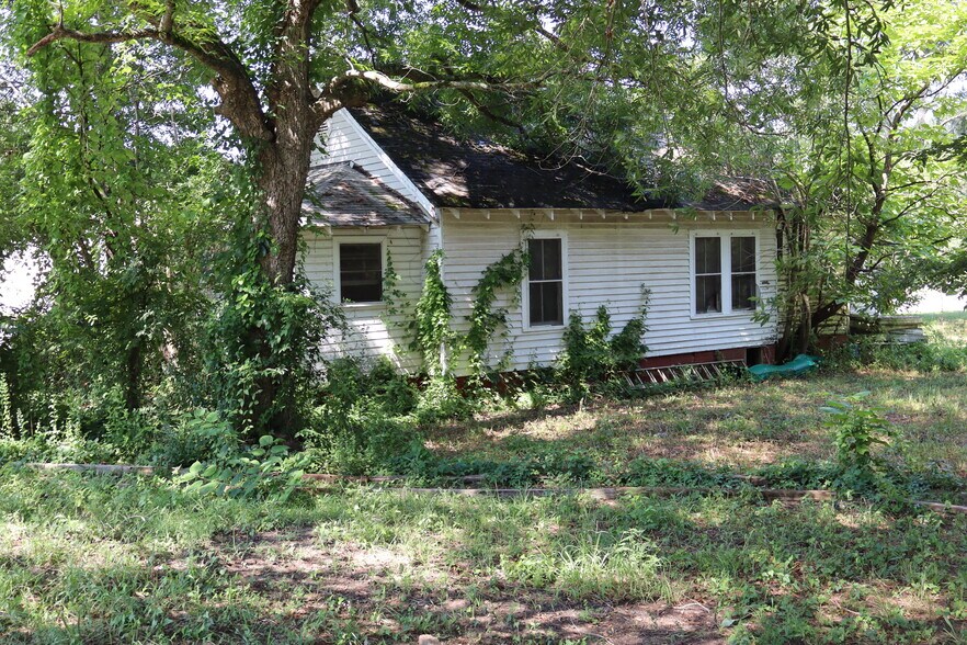 More Photos Of 253 E Savannah St, Calhoun Falls Freestanding For Sale