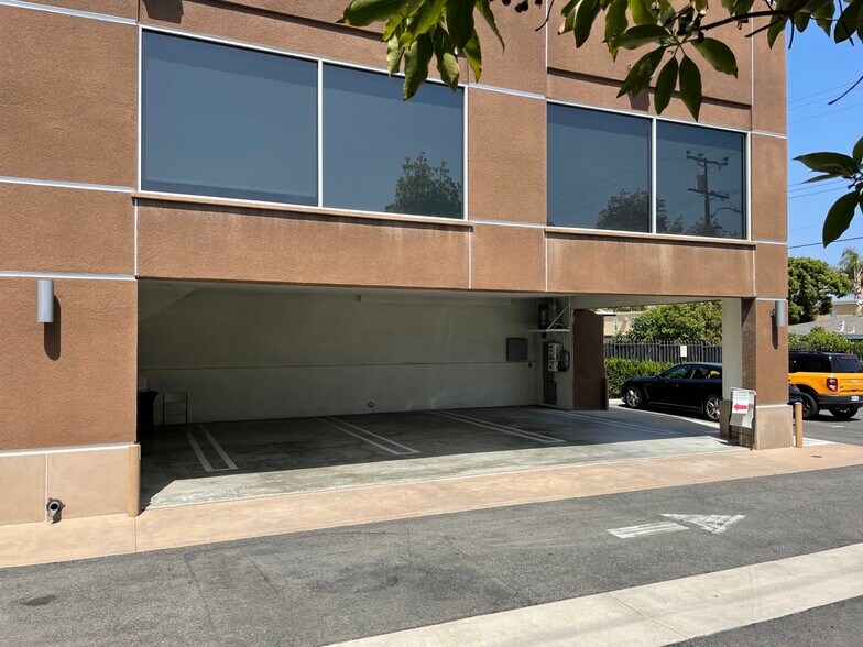 More Photos Of 2314 Newport Blvd, Costa Mesa Office For Lease