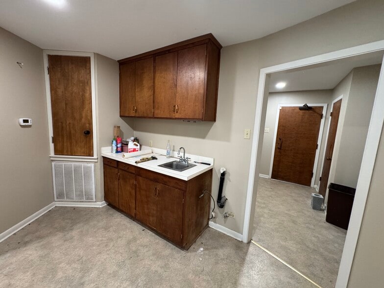 More Photos Of 1208 S Chestnut St, Lufkin Showroom For Sale