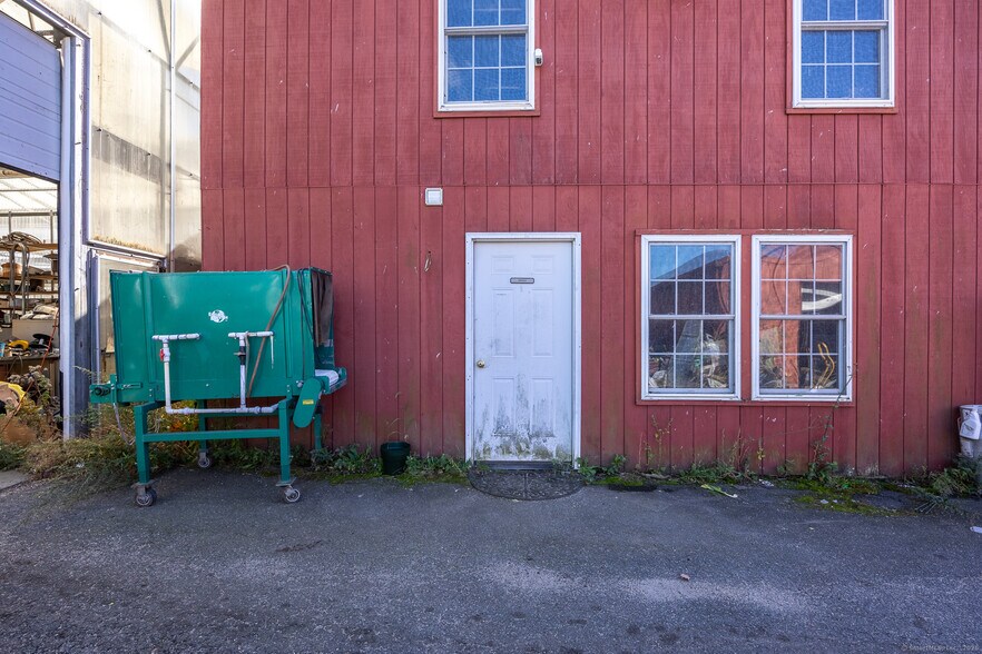 More Photos Of 2035 Scott Rd, Cheshire Specialty For Sale