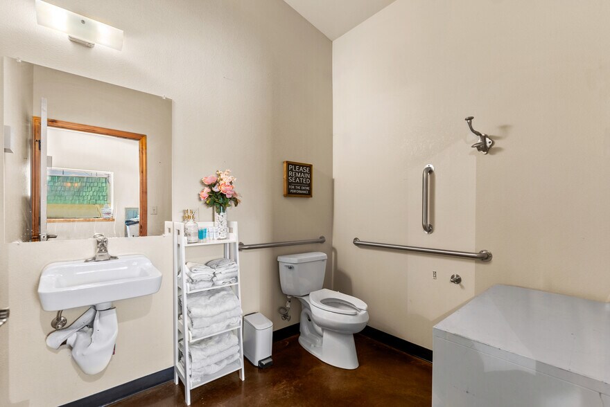 More Photos Of 911 19th Ave, Oroville Freestanding For Sale