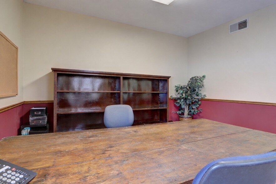 More Photos Of 762 Pre Emption Rd, Geneva Veterinarian Kennel For Sale