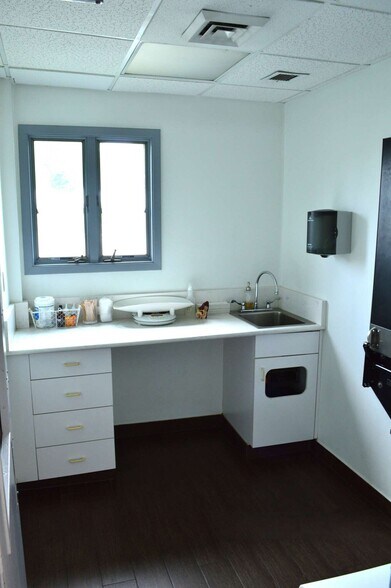 More Photos Of 193 Tarrytown Rd, White Plains Veterinarian Kennel For Sale