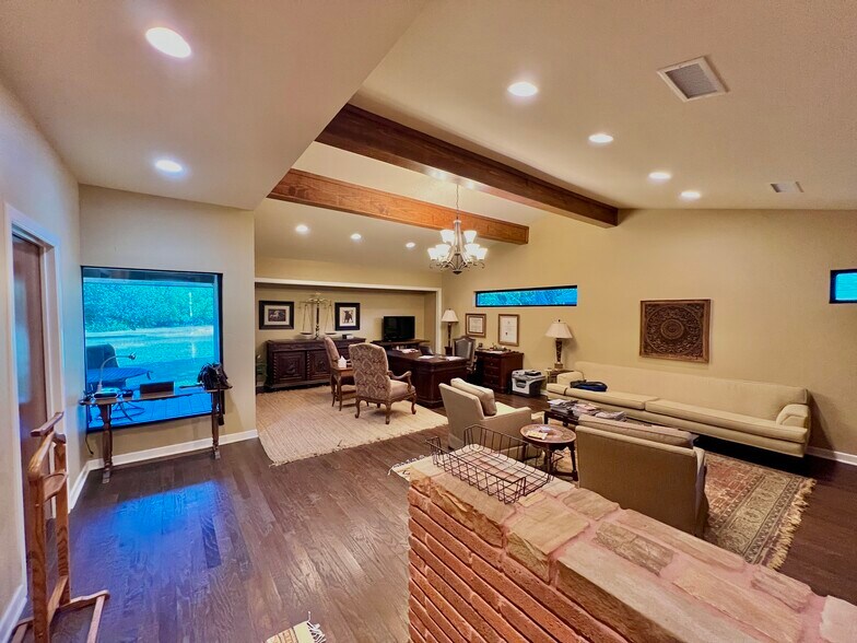 More Photos Of 614 Oak Ave, Sulphur Springs Office For Sale