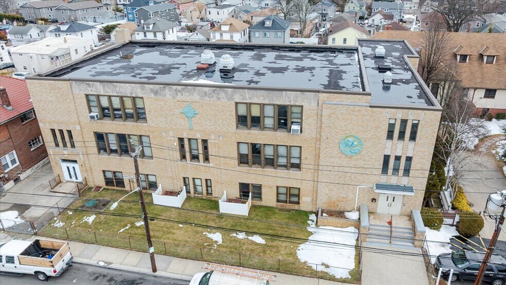 More Photos Of 90 Henry St, Inwood Office For Lease