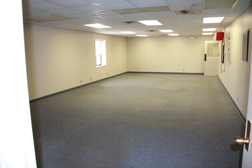 More Photos Of 228 Texas Ave, Hooks Office For Lease