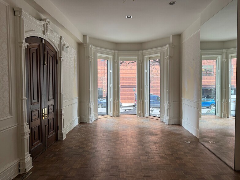 More Photos Of 16 W Ontario St, Chicago Storefront Retail Office For Lease