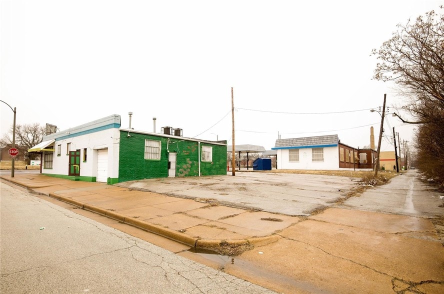 More Photos Of 2600 N Florissant Ave, Saint Louis Flex For Sale