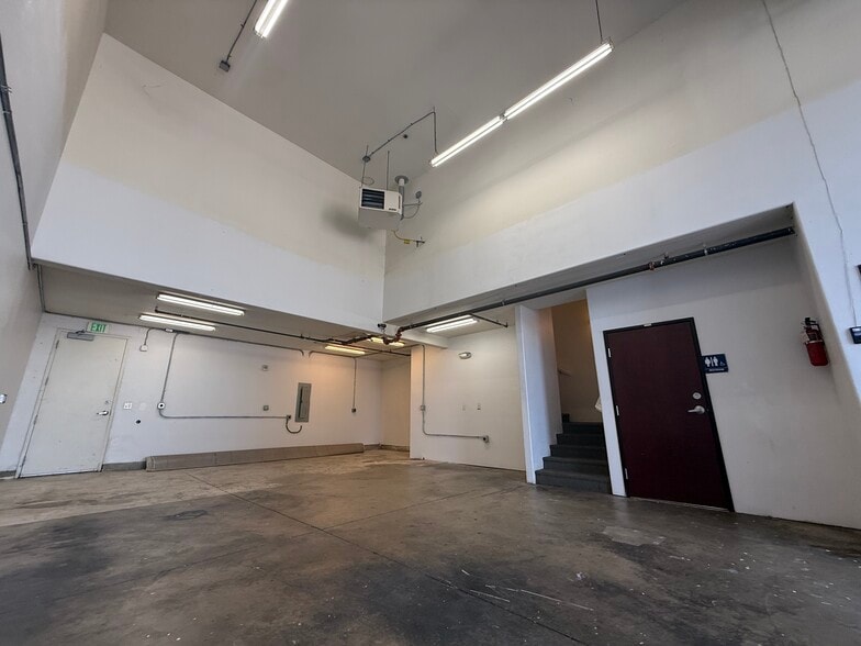 More Photos Of 2819-2827 SE 75th Ave, Hillsboro Light Distribution For Lease