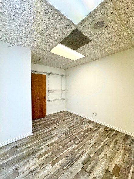 More Photos Of 10606 Shady Trl, Dallas Showroom For Sale