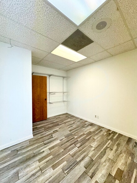 More Photos Of 10606 Shady Trl, Dallas Showroom For Sale