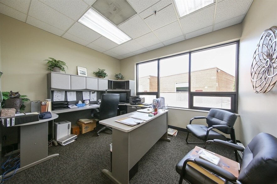 More Photos Of 760 N Frontage Rd, Willowbrook Warehouse For Lease