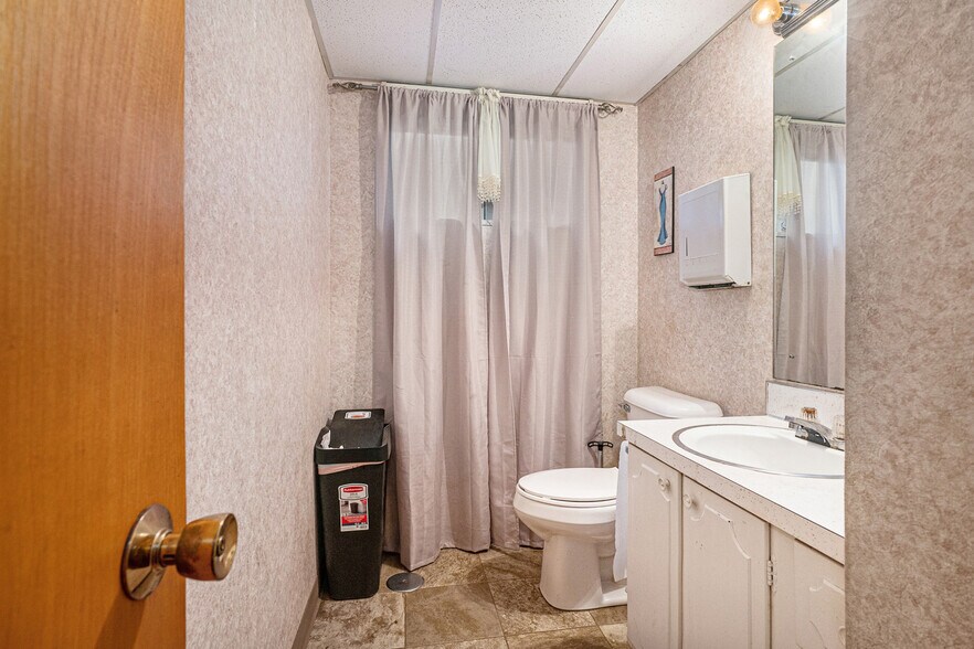 More Photos Of 3929-3933 W Court St, Flint Office For Sale