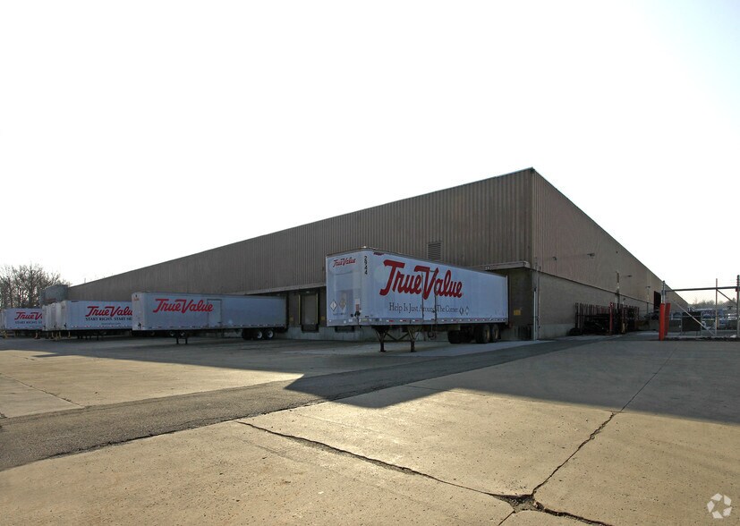 More Photos Of 26025 First St, Westlake Distribution For Lease