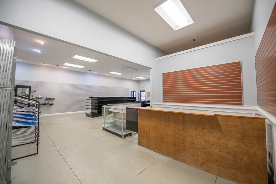 More Photos Of 1315 N Wooster Ave, Strasburg Freestanding For Lease