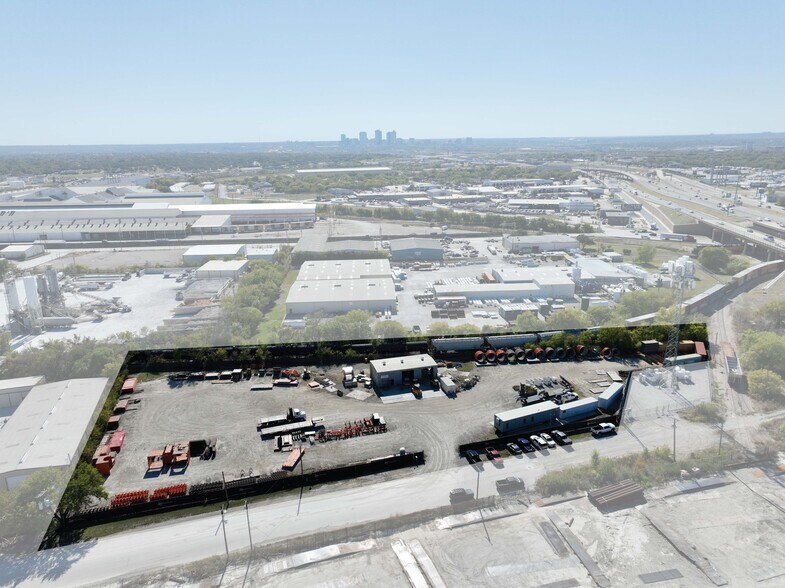 More Photos Of 2420 NE 35th St, Fort Worth Service For Lease