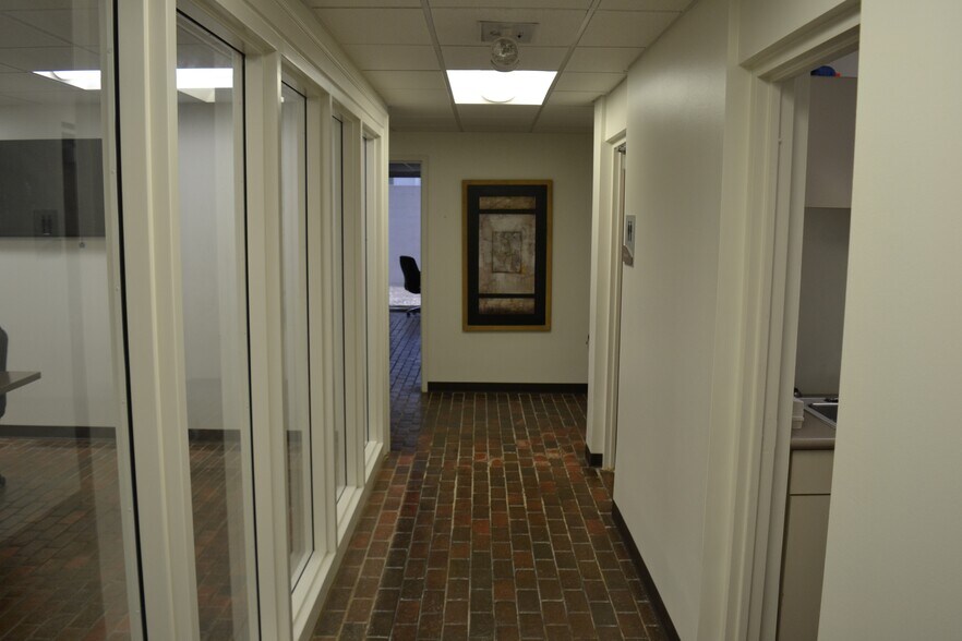 More Photos Of 5312 W Markham St, Little Rock Office For Sale