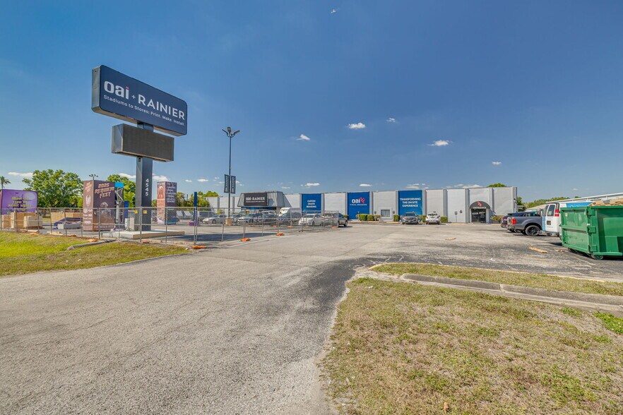 More Photos Of 4545 W Hillsborough Ave, Tampa Warehouse For Lease